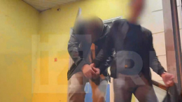 Подозреваемых по делу об избиении корреспондента «Известий» увезли в изолятор