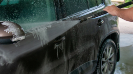 Мыть машину во дворах Москвы и Подмосковья запрещено: какой штраф грозит автовладельцам