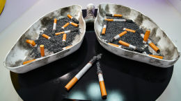 Дым в квартире: как в России законно наказать курящего соседа