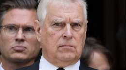 Унижение принца Эндрю: опальный член королевской семьи должен кланяться дочерям