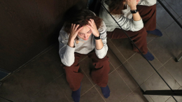 Бьет по сердцу и мозгу: врач сравнила вред одиночества с пачкой сигарет