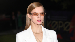 Екатерина Шпица показала округлившийся живот на красной дорожке