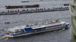 По Неве в Петербурге прошли первые прогулочные суда