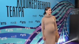 Екатерина Шпица показала округлившийся живот на красной дорожке