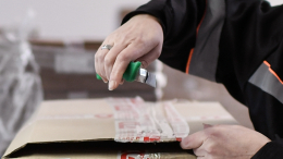 «Сколько надо — столько и стой»: мужчине пытались отрезать ухо в ПВЗ в Москве