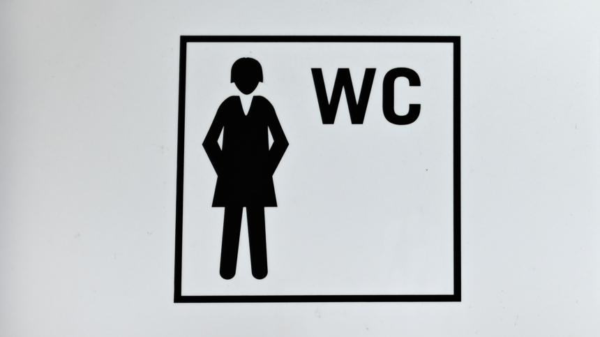 Стало плохо за секунды: в туалете магазина обнаружили тело школьницы