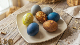 Пасха без химии: как покрасить яйца капустой, чаем и создать необычный декор
