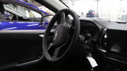 Докатался: мужчина управлял машиной ногами и попал под суд