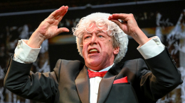 Лысый и в трусах: Михаил Ефремов вернулся на сцену после тюремного заключения