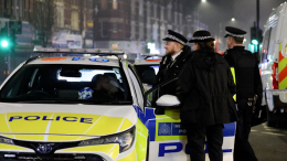 Мужчина на машине въехал в толпу в Британии