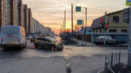 Автомобиль вылетел на тротуар и сбил двух девочек в Омской области