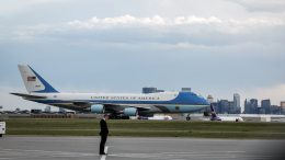 В США подняли вертолеты из-за появления беспилотника рядом с самолетом Трампа