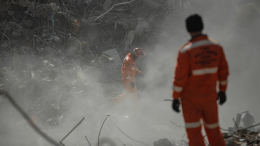 Мама умирала рядом: отец 35 часов не выпускал дочь из объятий под завалами