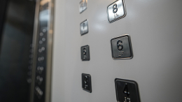 Уже ломался: в Красноярске подросток пострадал из-за падения лифта в жилом доме