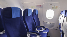 Преследовало привидение: напуганный мужчина пытался открыть дверь самолета в небе