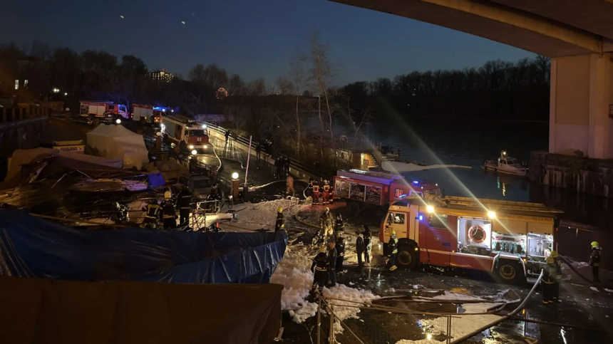 Пожарные потушили три яхты на северо-западе Москвы