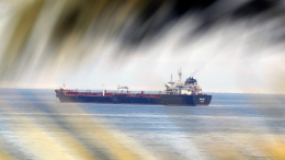 Нефтяной танкер был поражен снарядом и загорелся у берегов ОАЭ