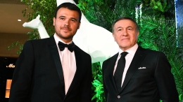 Уже сменила фамилию: отец Эмина Агаларова женился на 27-летней девушке