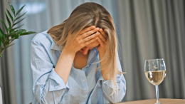 Прямой путь к женскому алкоголизму: почему бокал вина за ужином опаснее, чем кажется