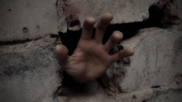 Режет провода и ломает стены: мужчина портит жизнь соседям в Нижегородской области