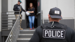 Разозлилась и швырнула в окно: сотрудница школы едва не убила ребенка