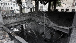 Жители Тегерана помогают спасателям разбирать завалы и искать под ними выживших