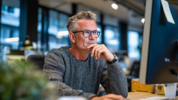 Привлекают старшее поколение: почему люди 55+ стали активны на рынке труда