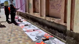 «Вы понимаете, что делаете?»: В Ставрополе рабочие топтали плакаты с героями ВОВ