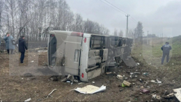 Пострадавших в аварии с автобусом детей доставили в Саратов санавиацией