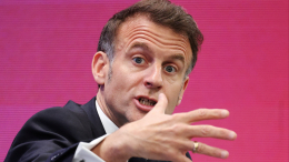 Географию отменили: Захарова о словах Макрона про средние по размеру государства