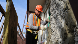 Непростая задача: в Москве отремонтировали восемь жилых домов со шпилями на фасадах