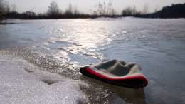 На Урале восьмилетний мальчик провалился под лед и погиб