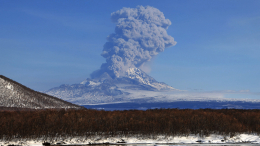 На Камчатке вулкан Шивелуч выбросил пепел на высоту 7000 метров