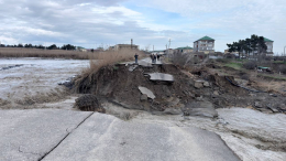 Вода пошла в дома: тысячи людей эвакуировали после прорыва дамбы в Дагестане