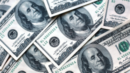 «Не хочешь вернуть деньги?» — в Москве подросток выбросил в окно 40 тысяч долларов