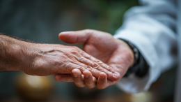 Белые полоски на ногтях: что они означают и когда стоит насторожиться