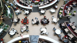 «Фудкортницы» атакуют: новый подростковый тренд пугает посетителей ТЦ