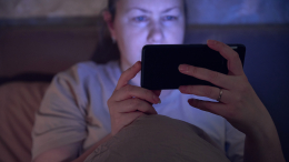 Спину ровно: как пользование смартфоном калечит позвоночник