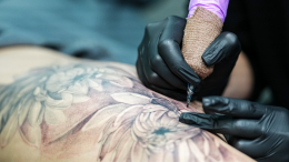 «Запретить их нельзя»: юрист объяснил, можно ли уволить работника за татуировки