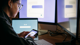 С ИИ на «ты»: почти три четверти россиян за год пробовали работать с нейросетями