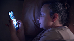 Опасная привычка: почему нельзя читать новости сразу после пробуждения