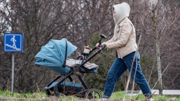 Путин запретил испытательный срок для мам с детьми до трех лет