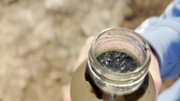 В Башкирии нашли нефтяные примеси в воде из частной скважины