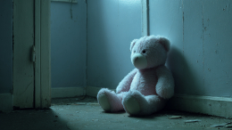 Бросила малышей без еды и воды: в Тюмени арестовали 21-летнюю мать