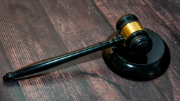 Спасали от конца света и динозавров: родители-сектанты не давали дочери учиться и лечиться