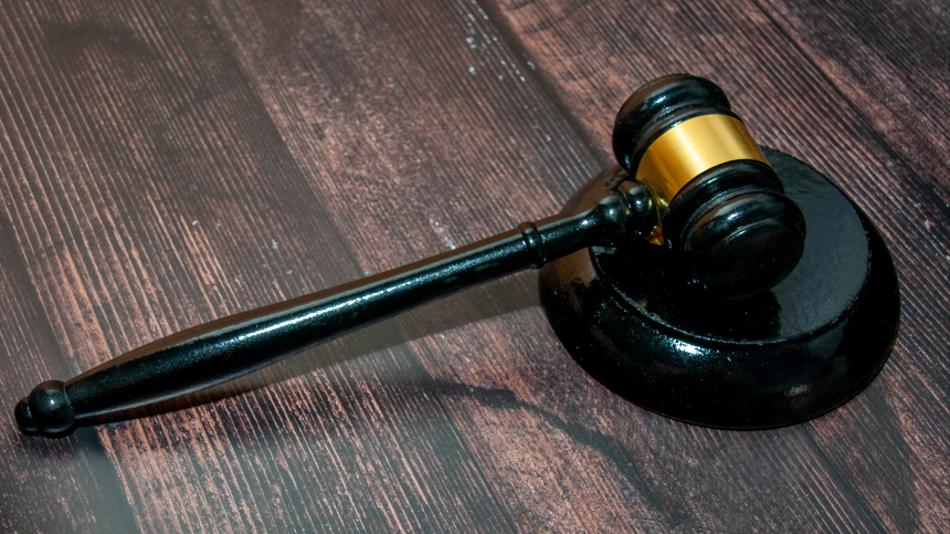 Спасали от конца света и динозавров: родители-сектанты не давали дочери учиться и лечиться