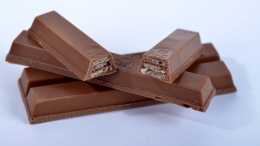 Охрана для шоколада: грузовики KitKat начали ездить с конвоем после дерзкого ограбления