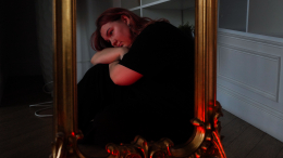 Жизнь в вечной тьме: женщина не может выйти на свет из-за редкой аллергии