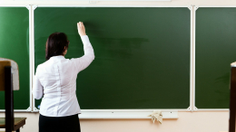 Деньги, подарки и «пятерки»: две учительницы совращали одного и того же подростка