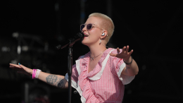 «Сложно быть среди людей»: Тося Чайкина о психическом заболевании